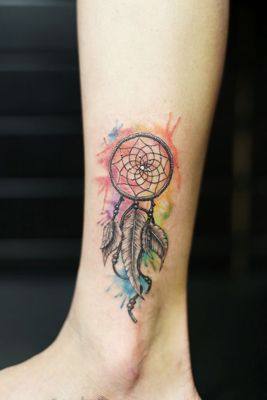  Tatouage attrape rêve avec effet taches de couleurs sur la cheville